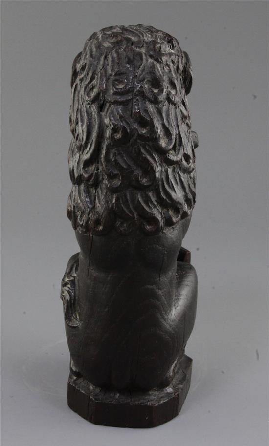 An early 18th century carved lion sejant, 10.5in.